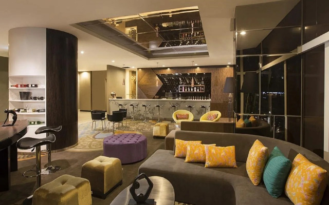 ASTON Bellevue Radio Dalam
