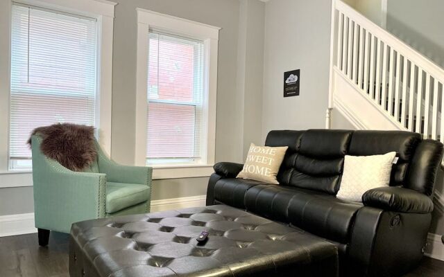 Texas Hold-em Duplex- 3BR Free Parking