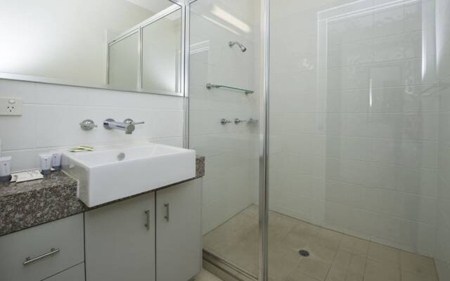 Beachside Magnetic Harbour Holiday Apartments