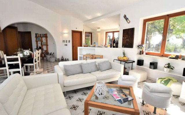 Belvilla by OYO Villa Alexa