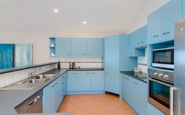 No. 1 Fingal Bay Beach House - The Little Abode