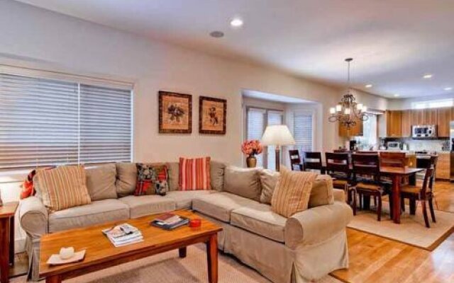 Yeagr Home Elkhorn by RedAwning