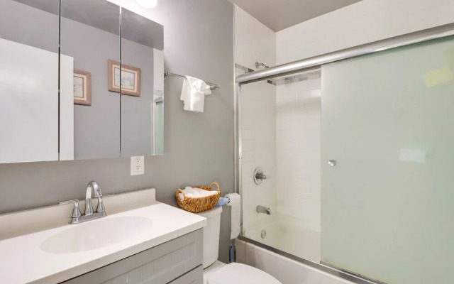 Home w/ Deck & Community Pool in Tobyhanna!