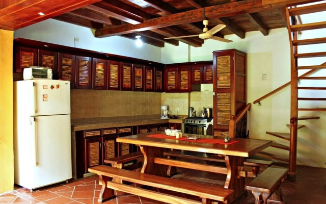 La Casa Amarilla