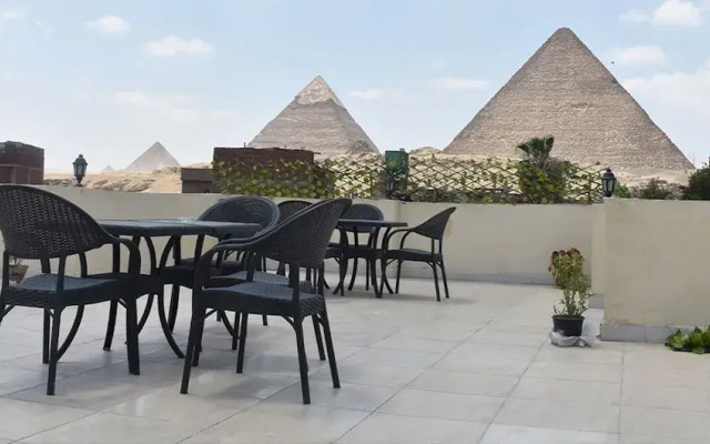 Hur Pyramids inn