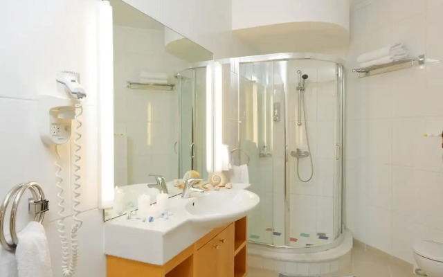 Anissa Beach & Village Resort