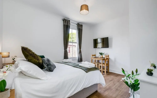 Superb Central First Floor Studio Apartment #8