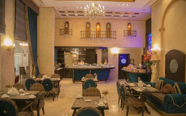Queen's Suite Hotel
