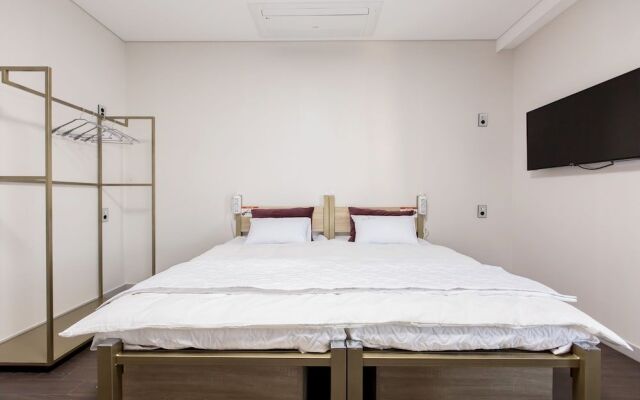 Shining Glory House - Hostel