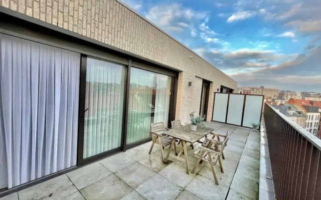 Modern 1BR Near Diamond District by Oneluxstay