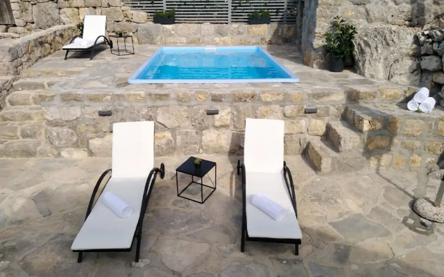 Stone Holiday Home in Brotnice Dalmatia with Outdoor Hot Tub