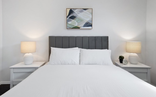 Sleek 2-bed Terrace Near Local Parks – Guest Rooms – Melbourne