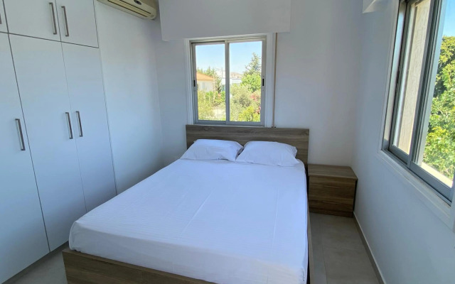 Renovated modern 1-bedroom apartment with view