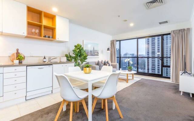 Lovely City Apartment with Pool & Gym