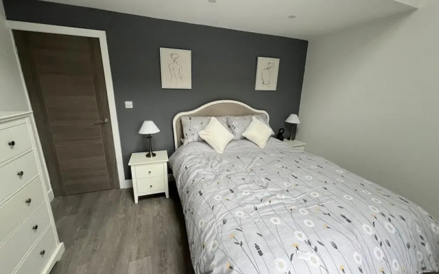 Whole House -sleeps4-parking-garden-bikinghiking