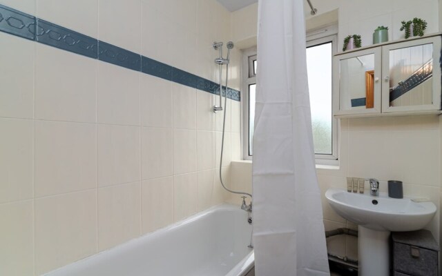 Charming 1BR Highbury Flat With Balcony