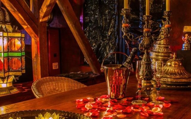 Bijou Hotel / Love and Romance