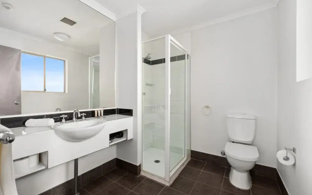 Spacious Inner-west 2-bed With Alfresco Dining