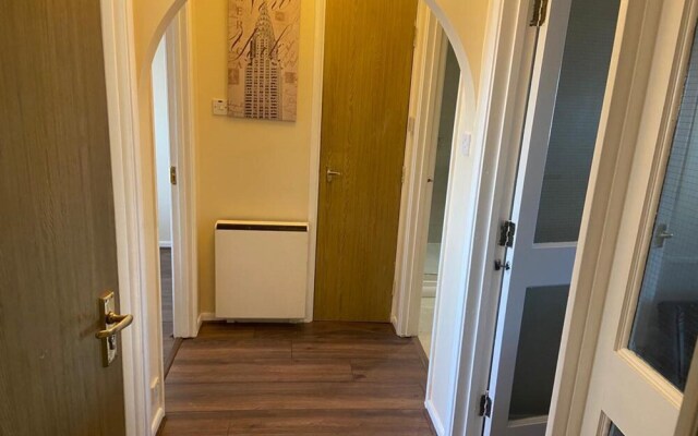 Cozy Two Bedroom Apartment Located in Gravesend