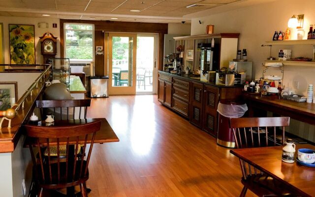 Camden Riverhouse Hotel
