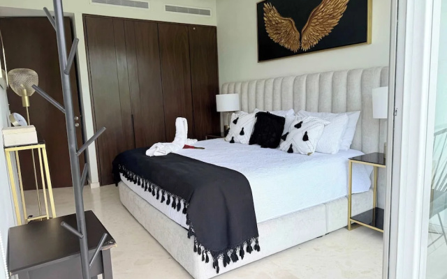 Luxury 2BR Bolongo Ocean View Private Beach