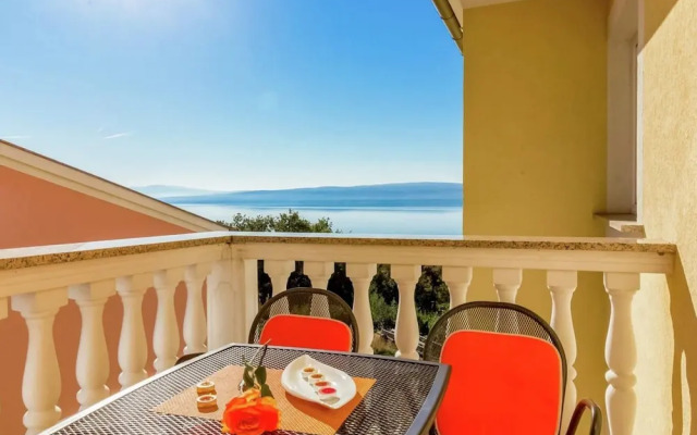 Alluring Apartment in Dramalj with Hot Tub