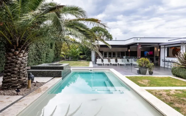 Peninsula Villa Retreat With Pool Hot Tub