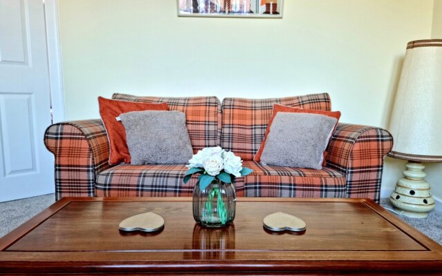 Bright Airy Home With Free Parking