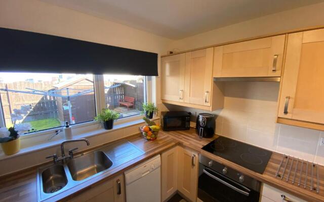 Delightful, central 3 bedroom house with garden.