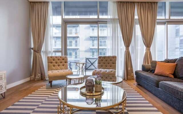 Luxurious, Vast & Airy Apartment in City Walk