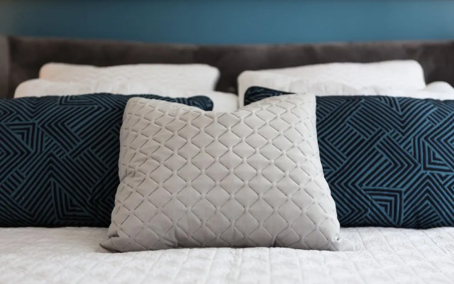 QuickStay - Chic Condo in Yorkville (Yonge & Bloor)