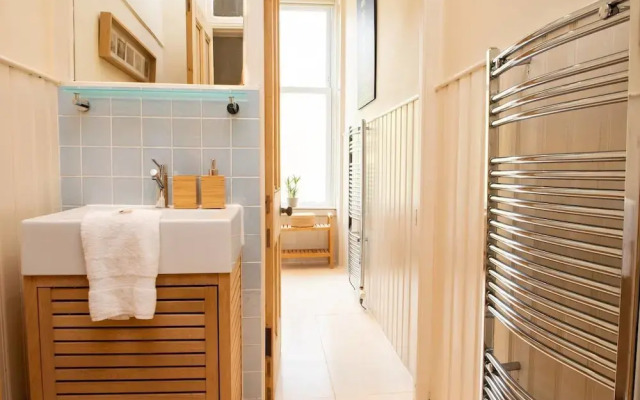 Charming 2-bedroom apt in the Heart of West End