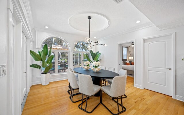 Exquisite Bayview Villa With Pool and Games!