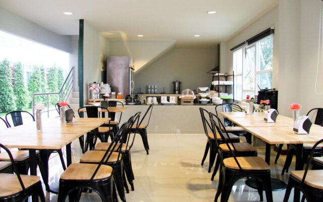 The Zell Budget Hotel Buriam