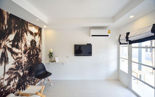 1715 House - White Rhino