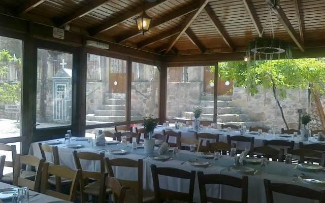 Pyrgos Houses and Restaurant