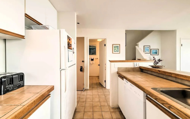 Oceanfront Kailua-kona Townhome w/ Pool & Views!