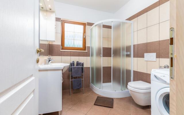 Awesome Home in Liznjan With Wifi and 2 Bedrooms
