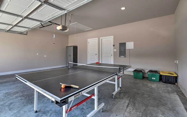 Fayetteville House: Pool Access & Gas Grill!