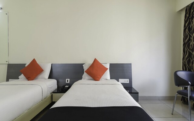 Capital O 4493 Apple Hotel
