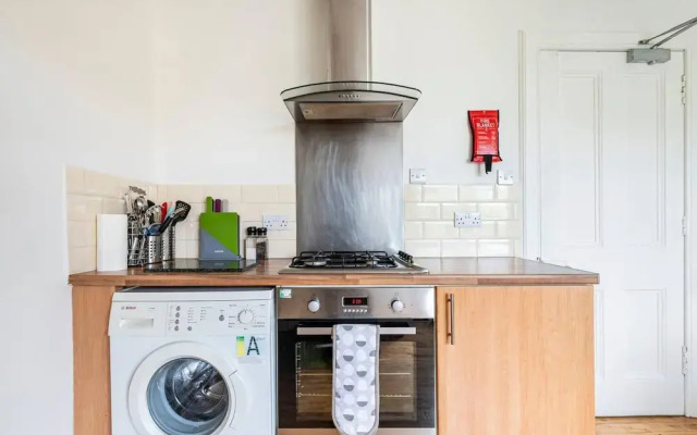 Stunning 5 Bedroom Large Apartment With Parking