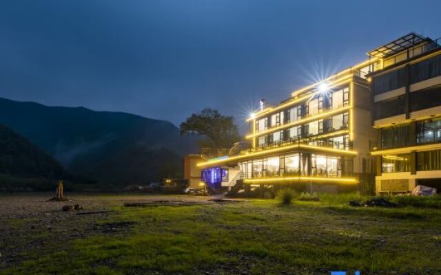Gouhuo Shanzhuang Xipan Xingkong Yongchi Family Vacation Homestay (Yueliangwan Jingqu)