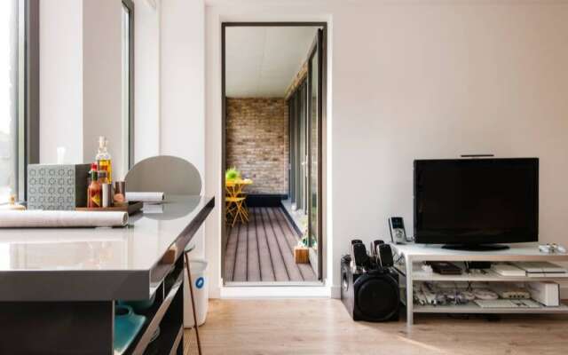 E1 Stunning Two Bathroom Modern Flat