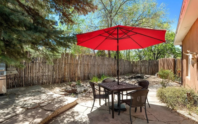 La Luz - Luxurious East Side Adobe With Hot Tub and Kiva Fireplace, Walk Everywhere