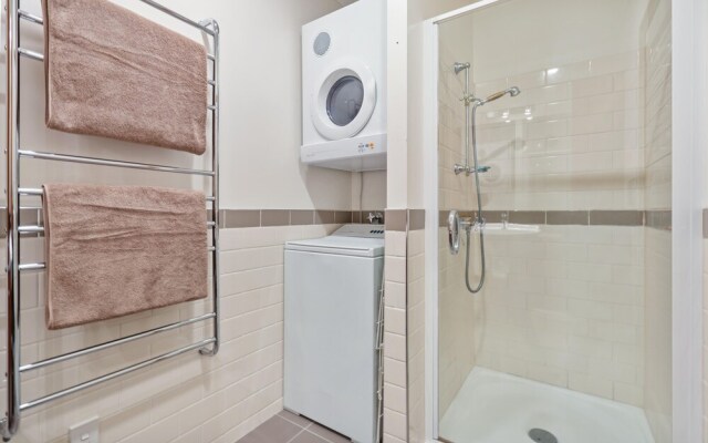 QV Waterfront Apt with Wifi - 946