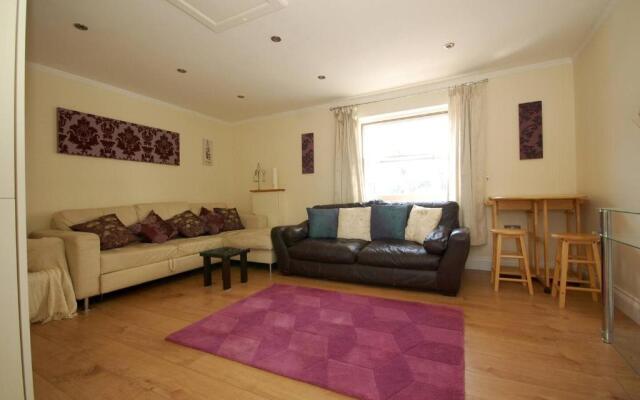 Broxbourne Two-Bedroom Apartment Close To Amenities