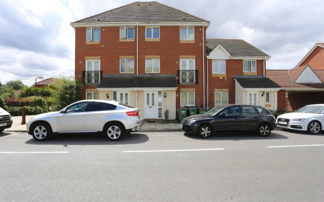 Beautiful 4 beds Hillview House