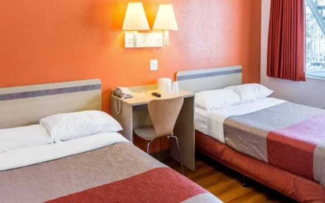 Motel 6 Bakersfield, CA - Convention Center