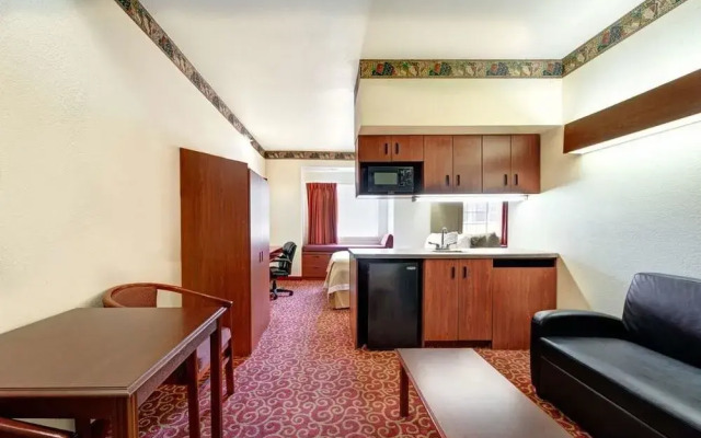 Days Inn & Suites Plano Medical Center/Dallas