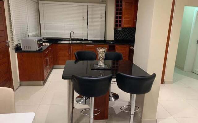 Executive 3 Bedrooms Fully Furnished Apartment Close to Amenities
